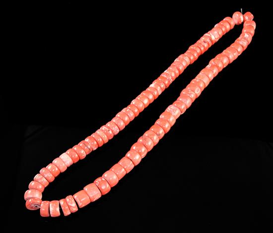 A coral disc necklace, 40.5cm drop